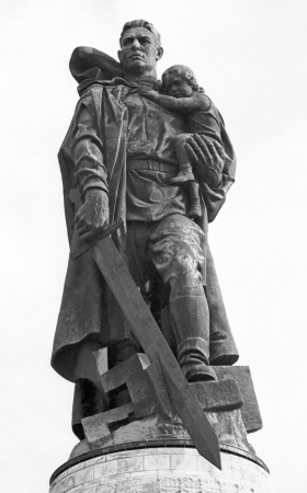 Памятник воинам Советской Армии, павшим в боях с фашизмом. Берлин.