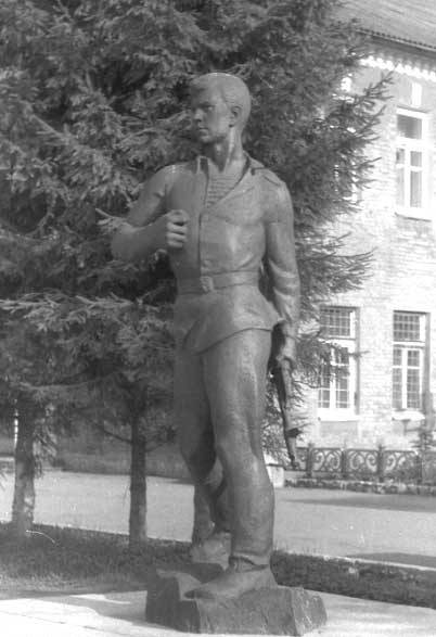 Памятник Герою Советского Союза Александру Мироненко на территории 317 парашютно-десантного полка. Белоруссия, г.Витебск.
