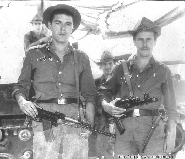 На переднем плане слева Владимир Кондалов, справа Николай Сергеев - единственный уцелевший десантник из группы Александра Мироненко. Афганистан, Кабул, лето 1980г.